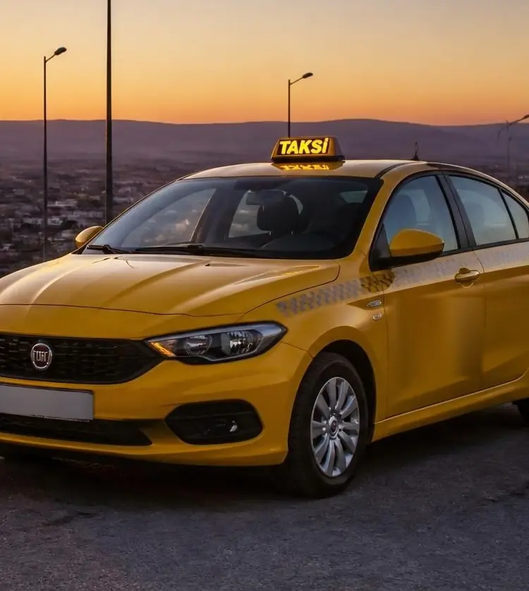 Polatlı Taksi Durağı'nın sarı Fiat Egea taksisi, arkasında Polatlı manzarası